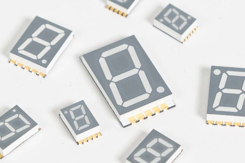 展躍光電 SMD 七段顯示器(金色焊墊),由小到大排列